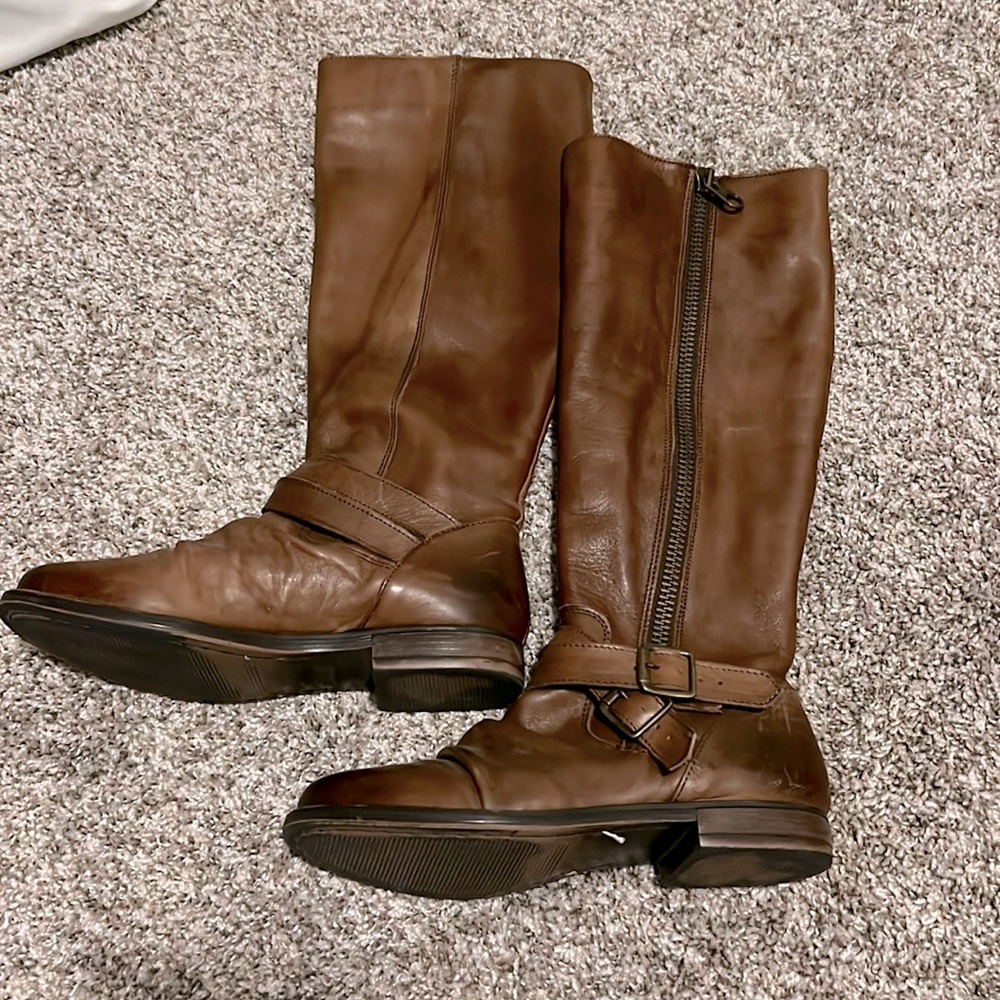 Steve Madden tall boots flat heel brown. Size 6.5